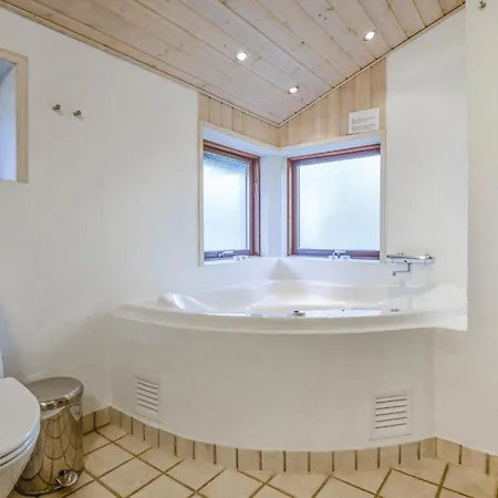4 Bedroom Gorgeous In Ebeltoft Oksenmolle